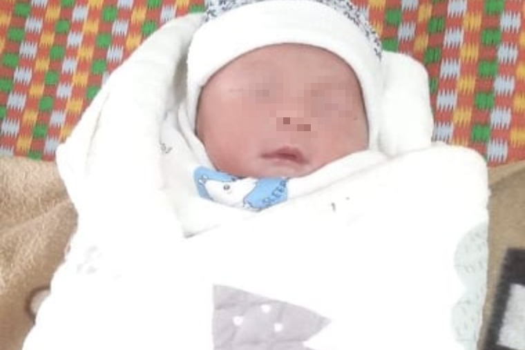 Be trai bi bo ben duong giua dem lanh o Dak Nong hinh anh