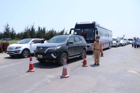 Duong ra dao Cat Ba un u ngay dau le gio To hinh anh