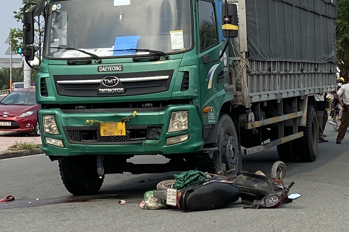 Be gai bi xe tai keo le 5 m sau tai nan o TP Thu Duc hinh anh