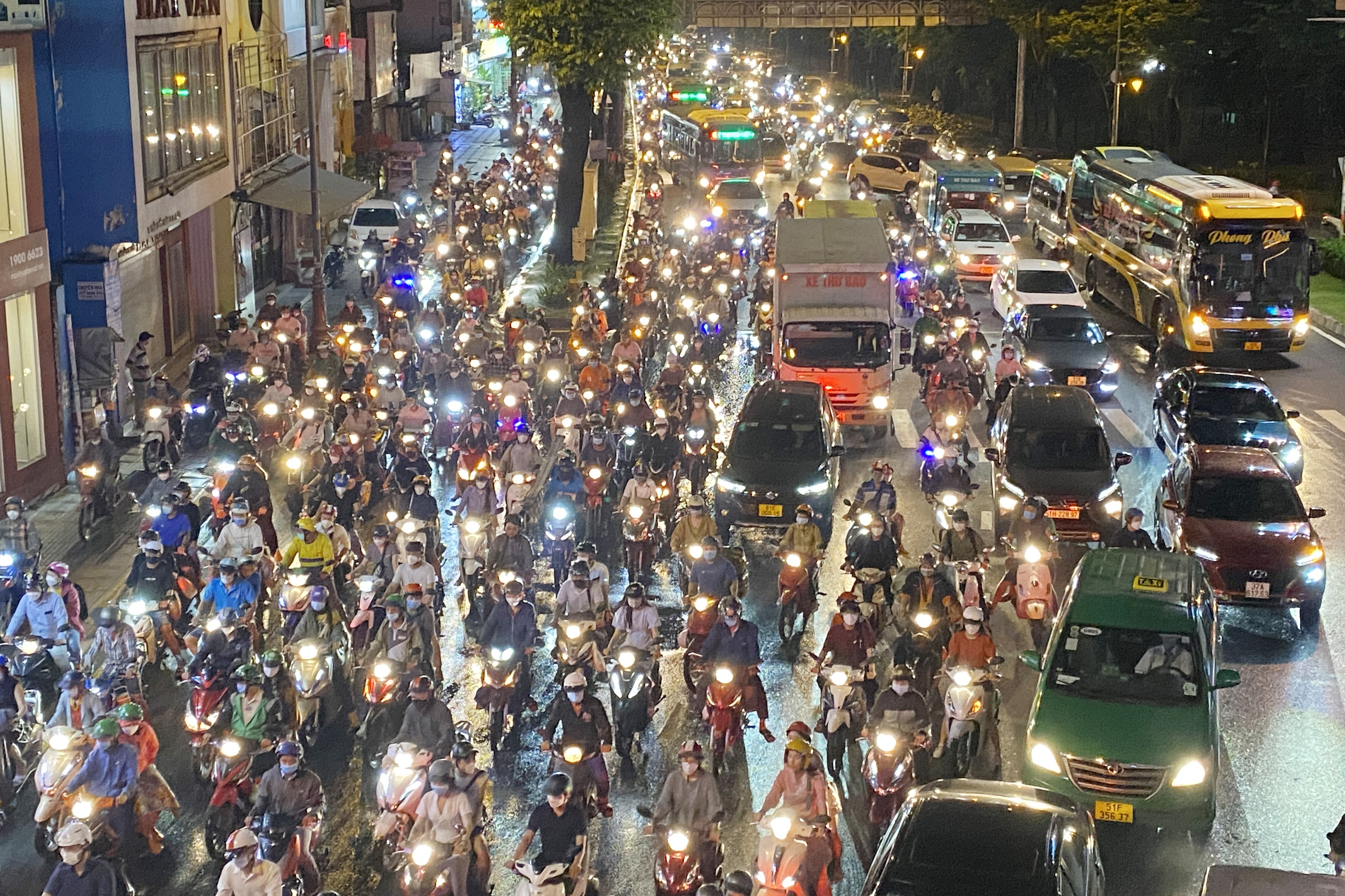 Cua ngo san bay Tan Son Nhat un tac sau con mua lon hinh anh