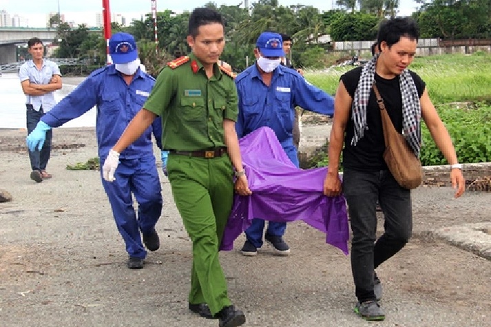 Thi the nguoi dan ong noi tren kenh Nhieu Loc - Thi Nghe hinh anh