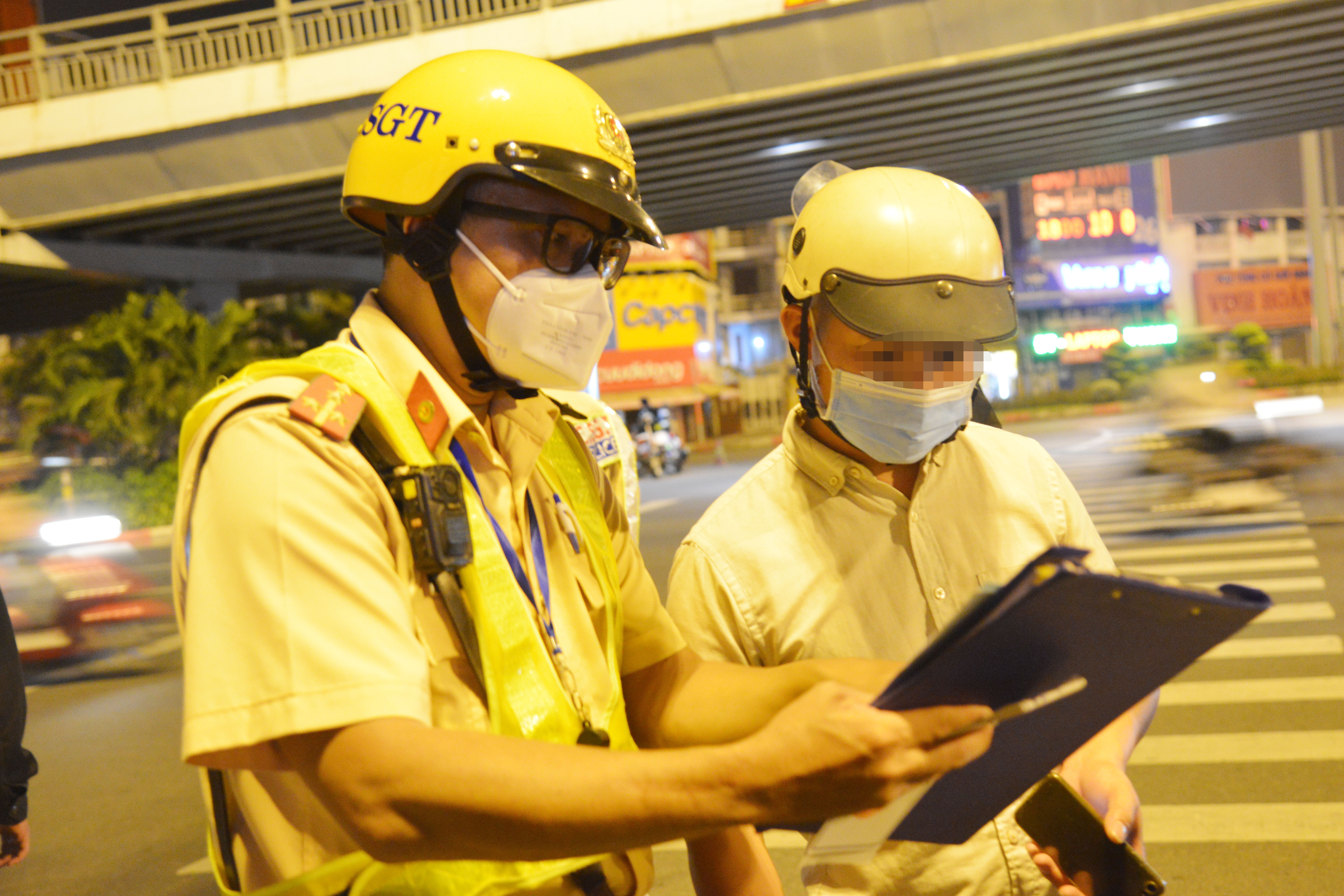 Tai xe ra dieu kien CSGT cho tien di xe om moi ky bien ban hinh anh