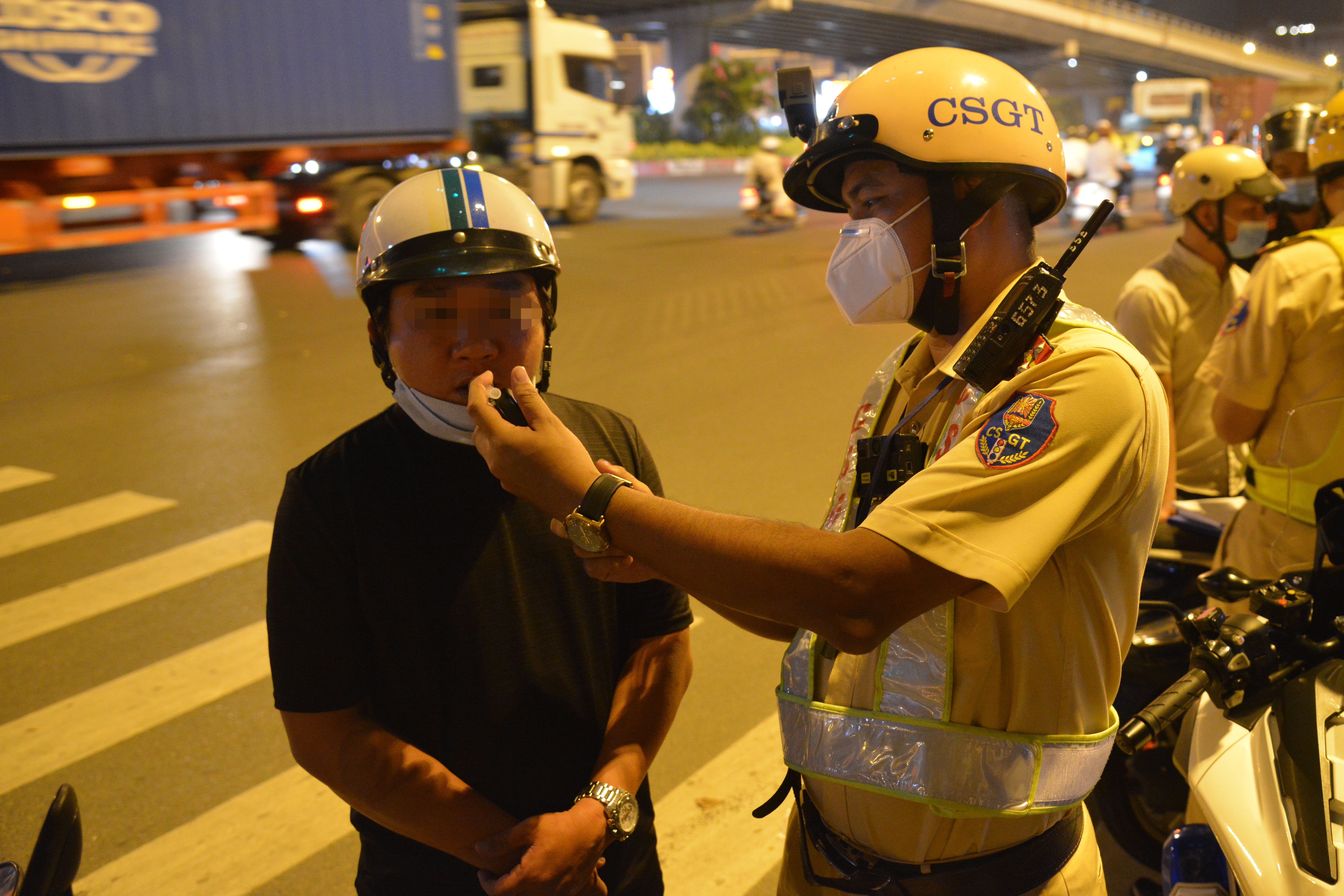 CSGT xu phat nong do con anh 2