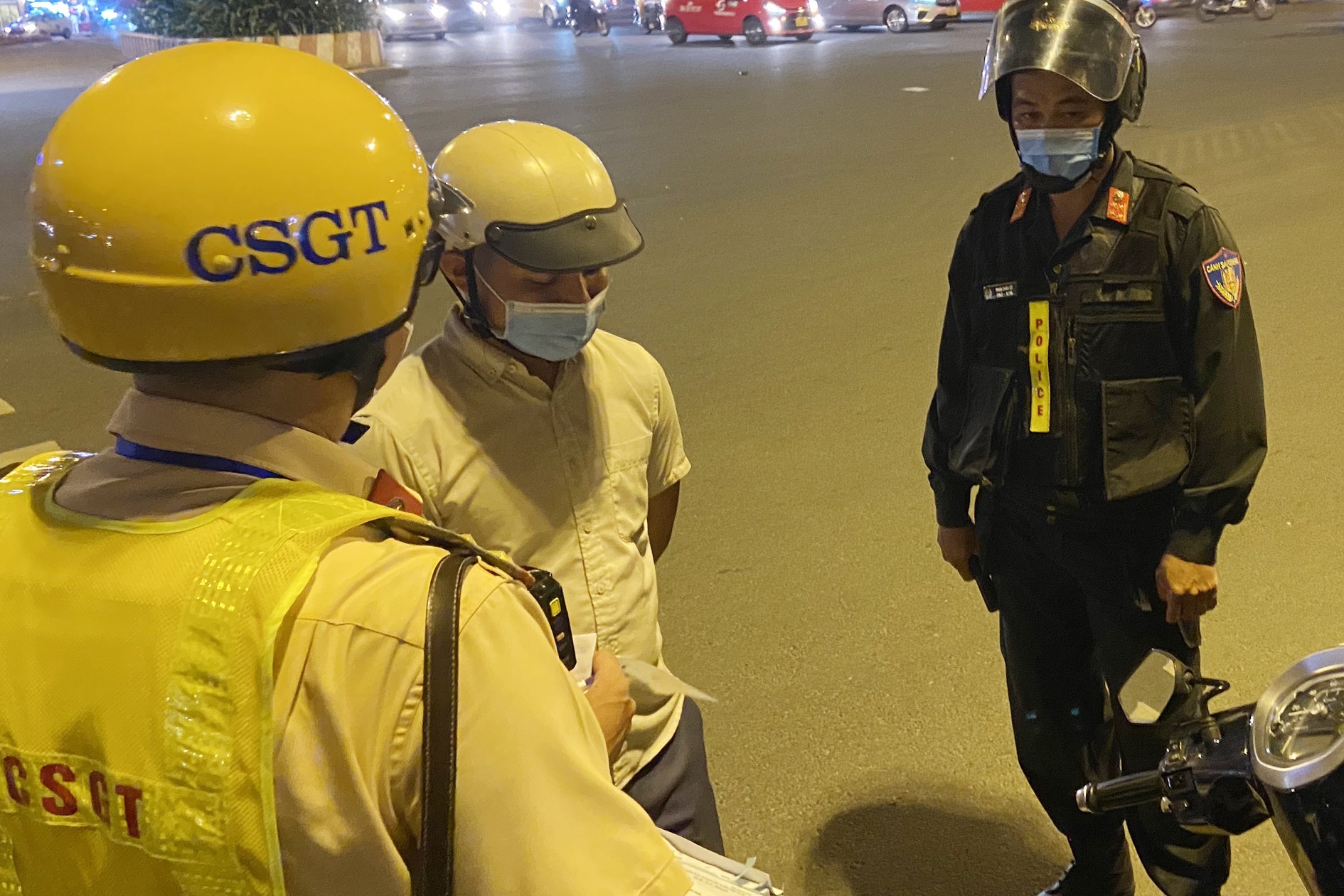 CSGT xu phat nong do con anh 1