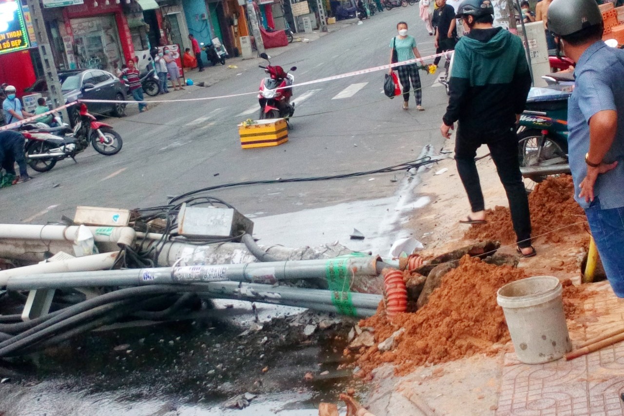 Tru dien gay do, hang tram ho dan TP.HCM mat dien hinh anh