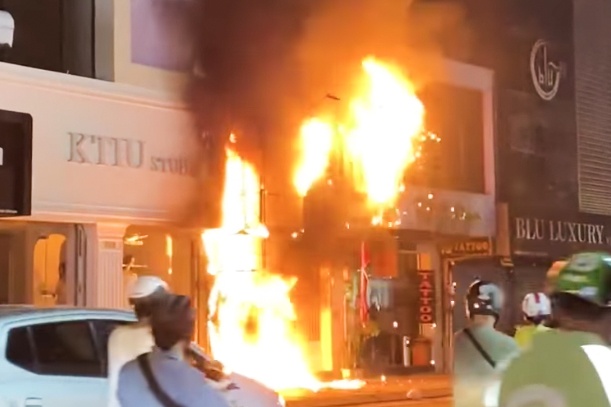 Tiem ao cuoi o TP.HCM chay lon, nhieu tai san bi thieu rui hinh anh