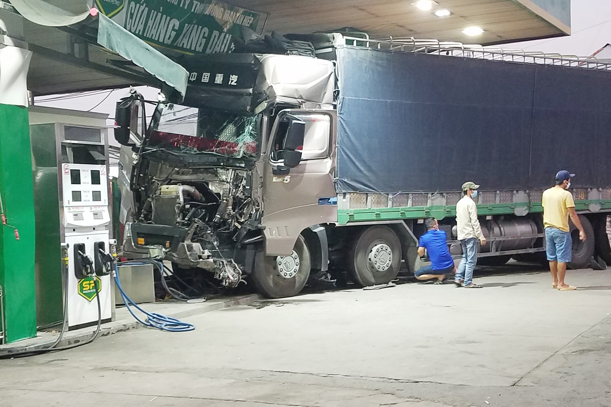 Xe tai lao vao cay xang o TP.HCM hinh anh