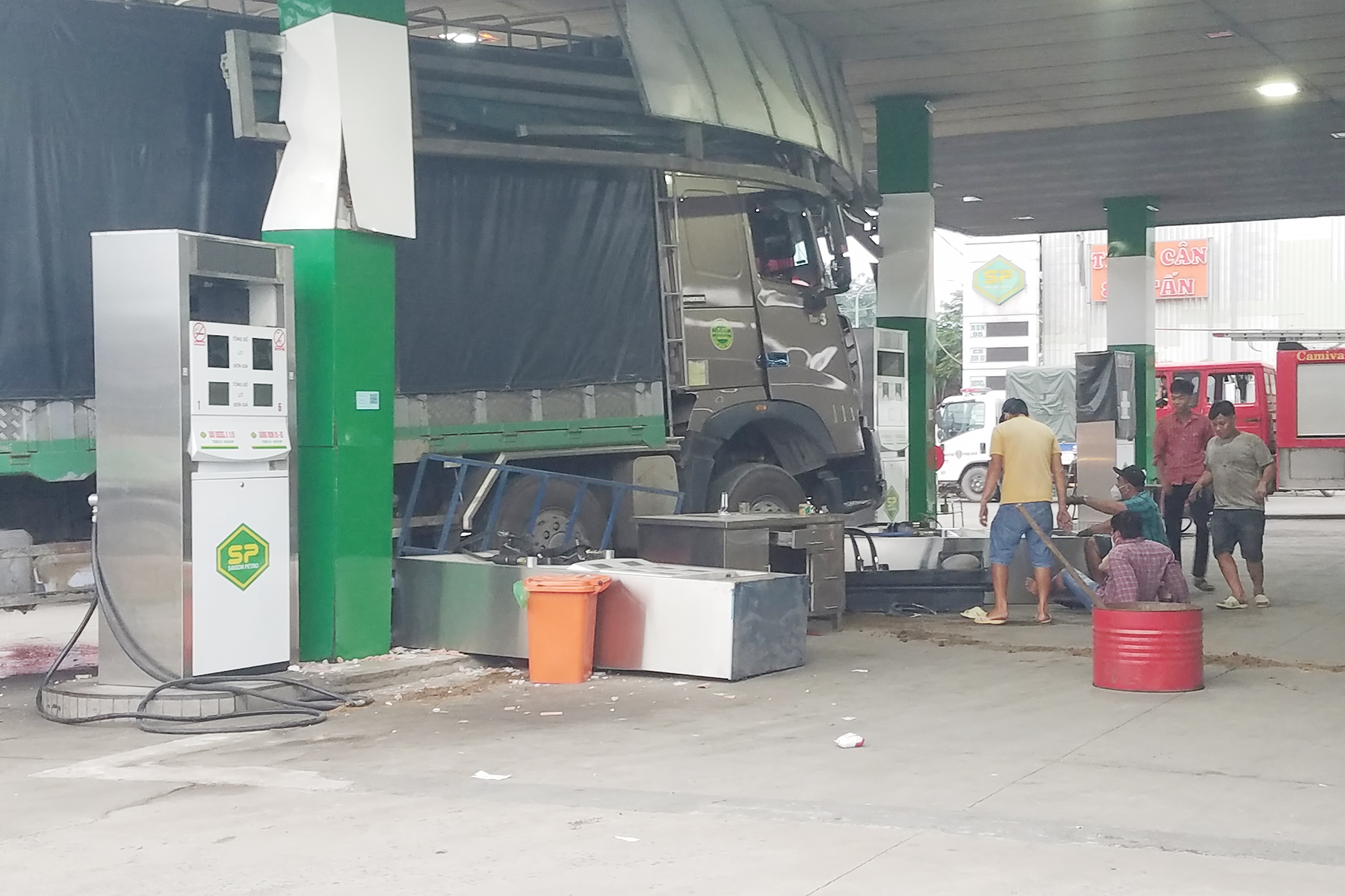 oto lao vao cay xang anh 1