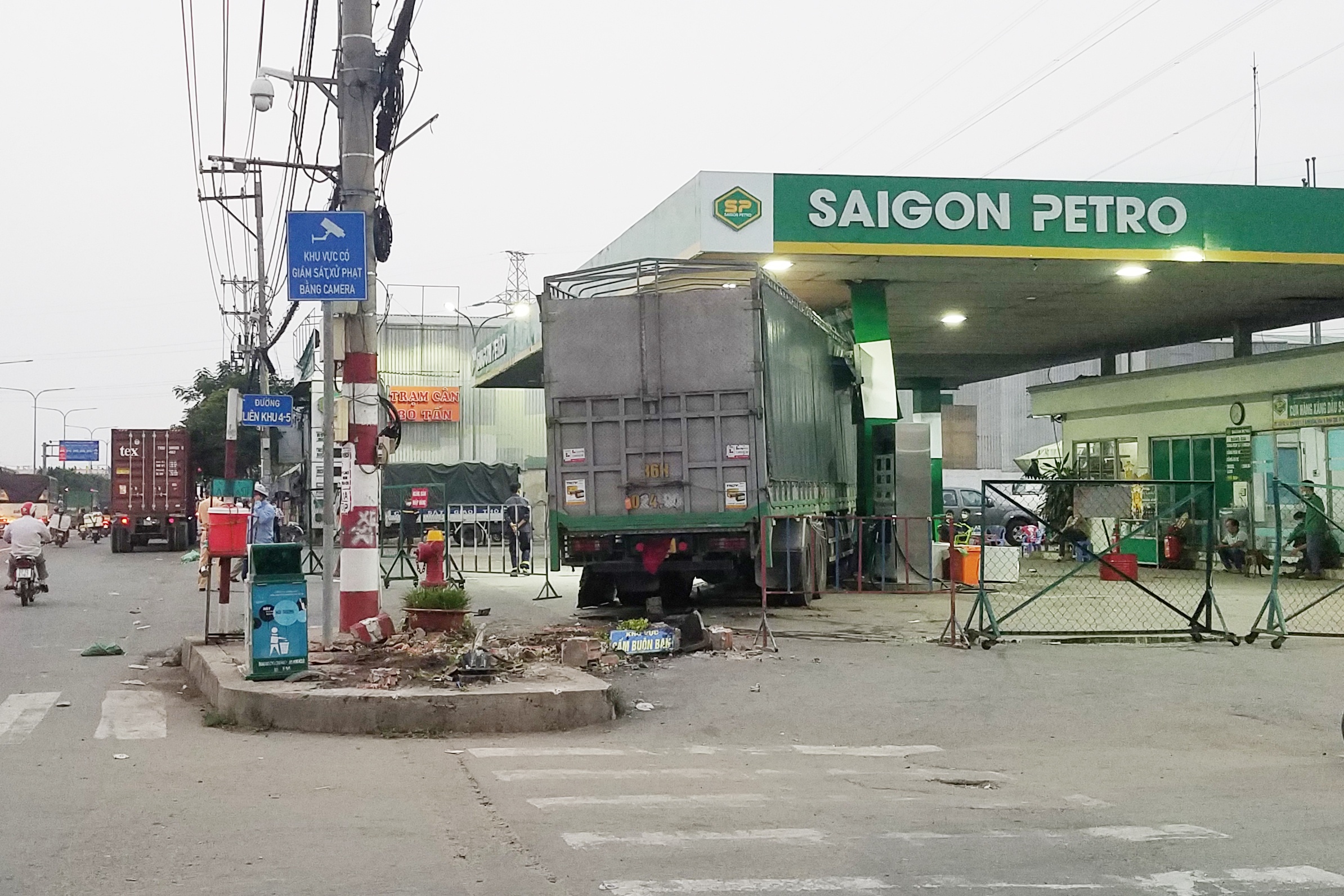 oto lao vao cay xang anh 2