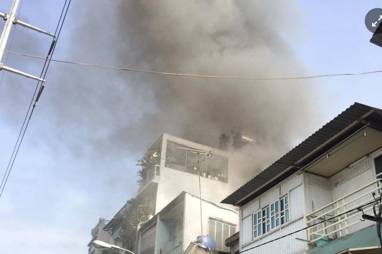 Chay nha 3 tang o TP.HCM, mot nguoi chet hinh anh