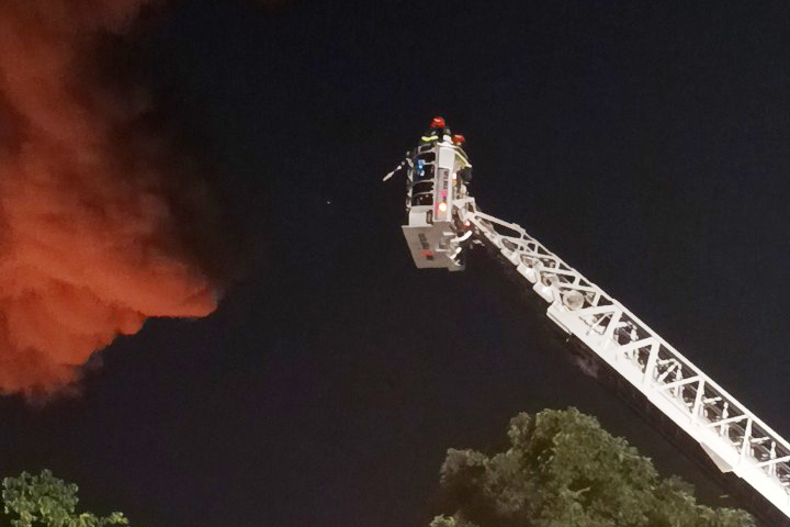 Canh sat dung xe thang khong che vu chay nha xuong o TP.HCM hinh anh