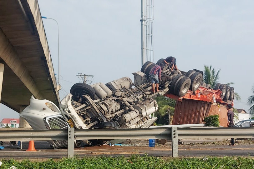 Xe container lat, cao toc TP.HCM - Trung Luong un tac 5 km hinh anh