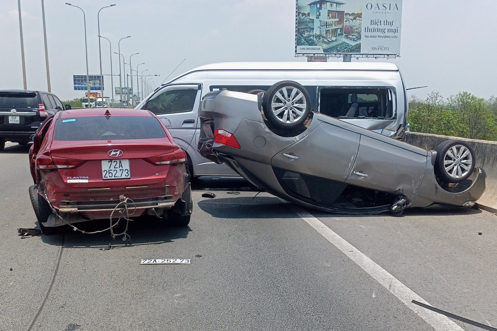 3 oto tong lien hoan tren cao toc TP.HCM - Dau Giay hinh anh