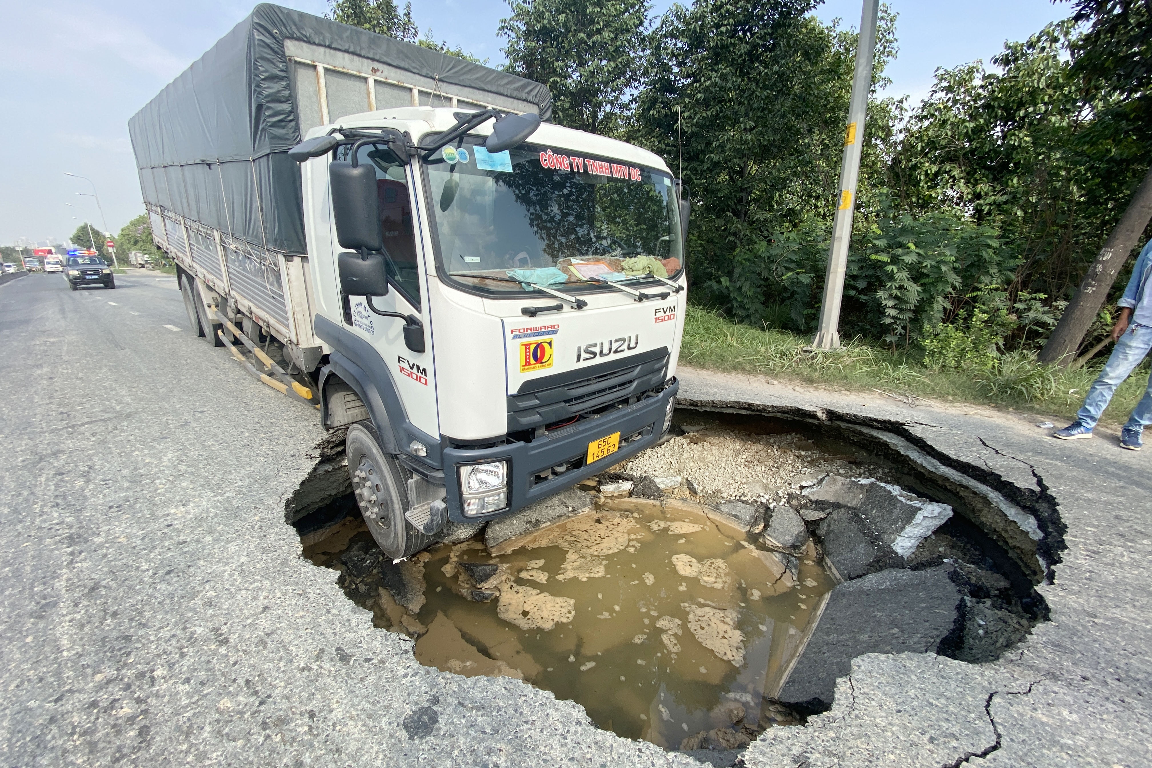 xe tai lot ho tu than anh 1