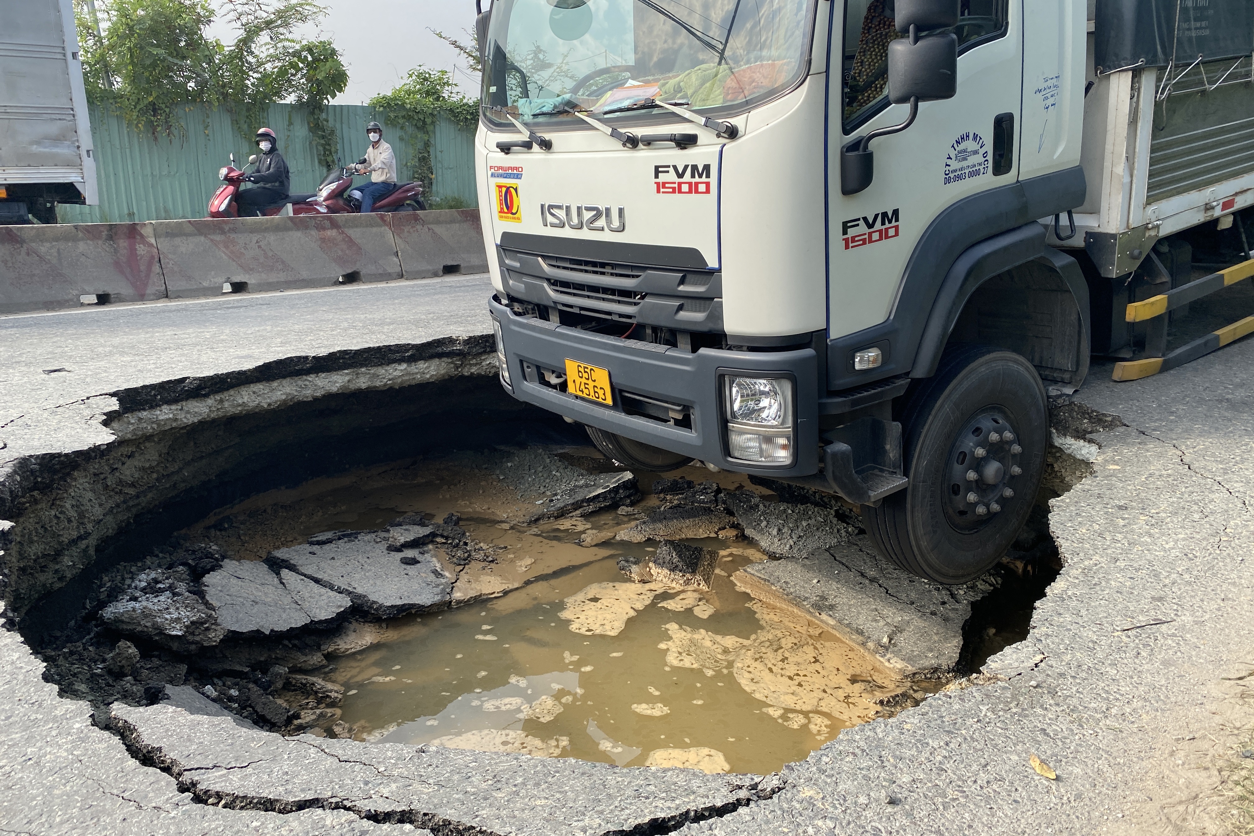 Xe tai lot ho tu than o TP Thu Duc, tai xe thoat chet hinh anh