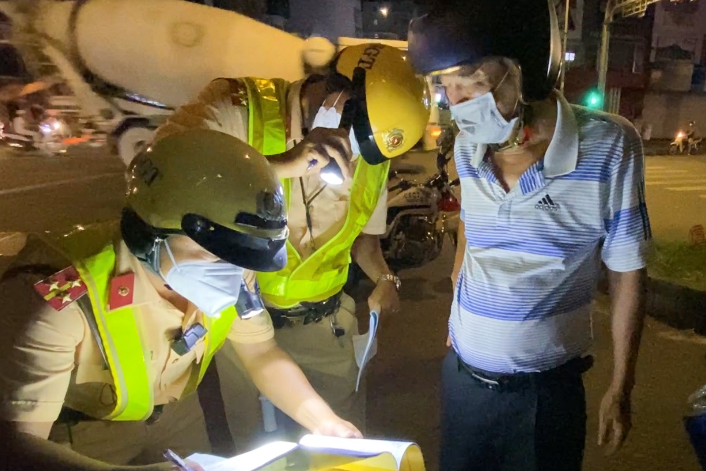 Tai xe vi pham nong do con o TP.HCM xin CSGT giam muc phat hinh anh