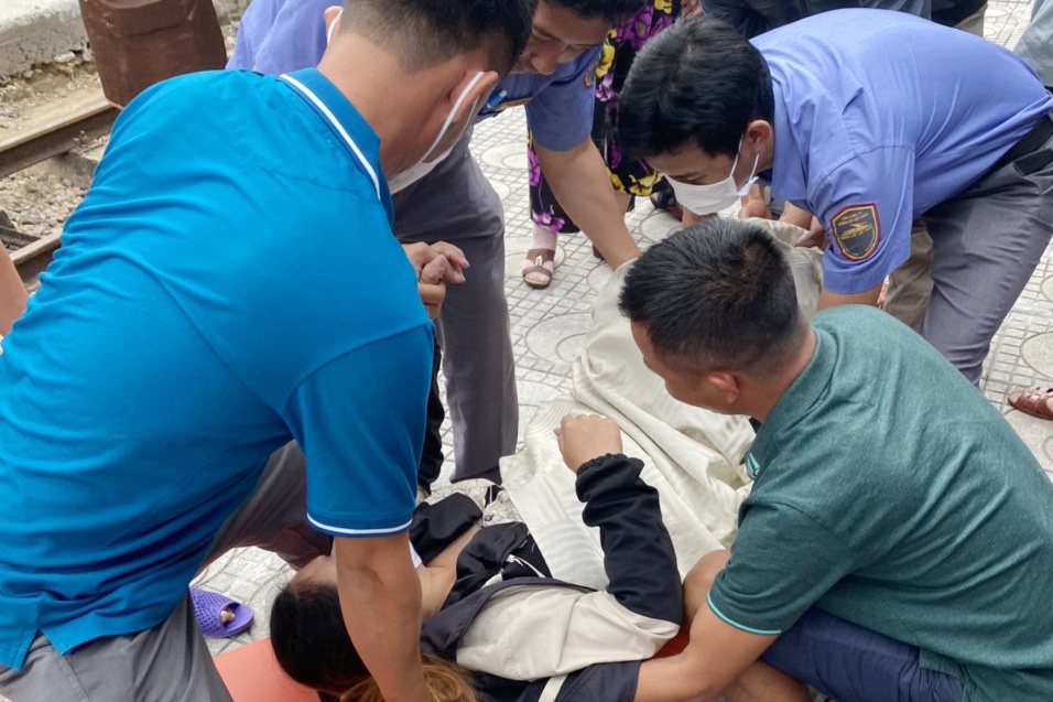 sinh con tren tau anh 1