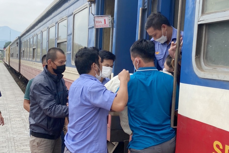 San phu 32 tuoi sinh con tren tau hoa hinh anh