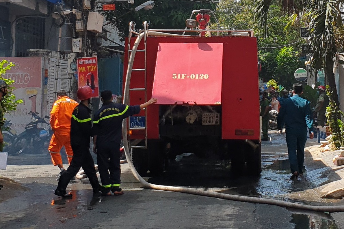 6 nguoi mac ket, keu cuu trong ngoi nha boc chay o TP.HCM hinh anh