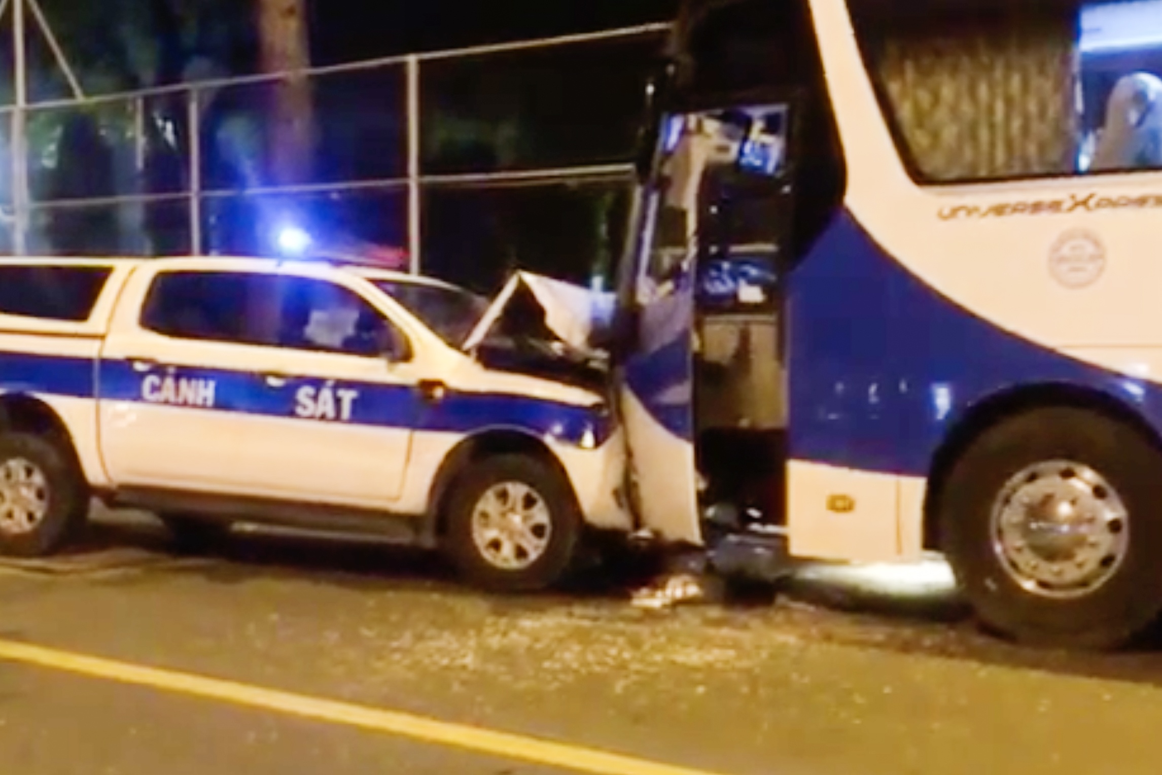 Oto CSGT va cham xe khach o TP.HCM hinh anh