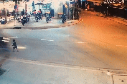 Di ban ve so cung me, be trai 4 tuoi bi xe may hat vang tren duong hinh anh