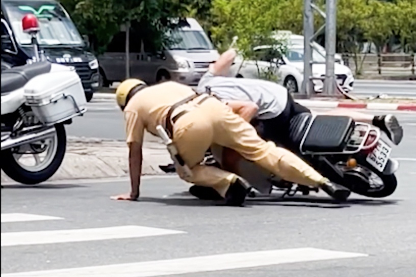 CSGT danh nguoi vi pham anh 1