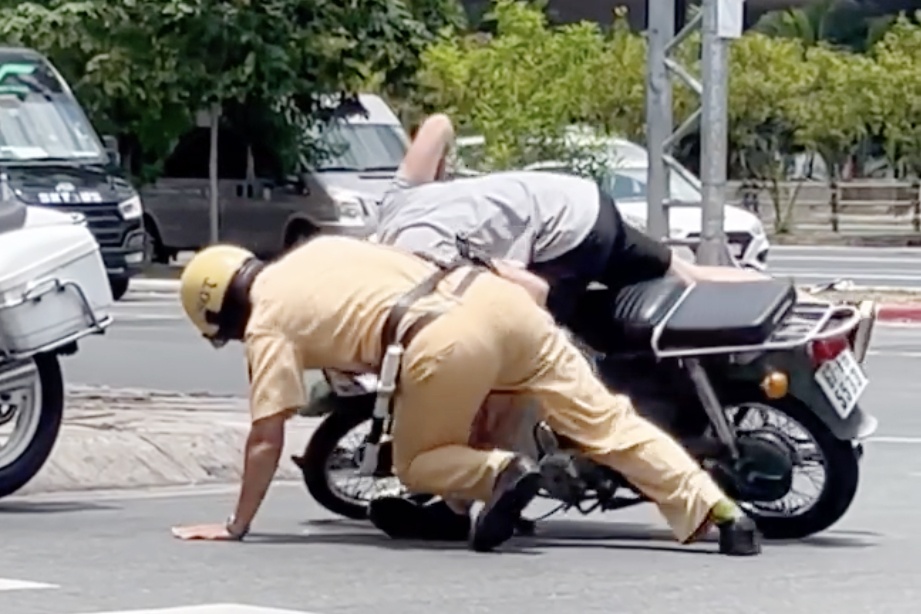 CSGT TP.HCM noi ve vu vat nga nguoi vi pham o trung tam thanh pho hinh anh