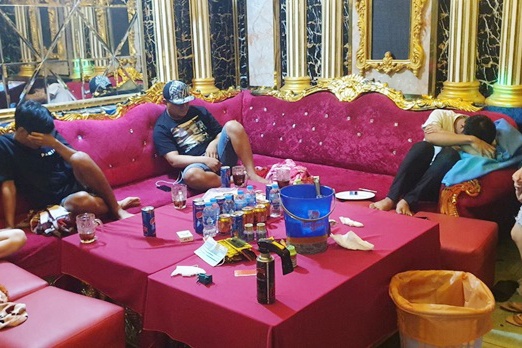 26 nguoi phe ma tuy trong quan karaoke o Long An hinh anh