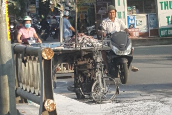 Nguoi ban hang rong o TP.HCM dot xe khi bi nhac nho hinh anh