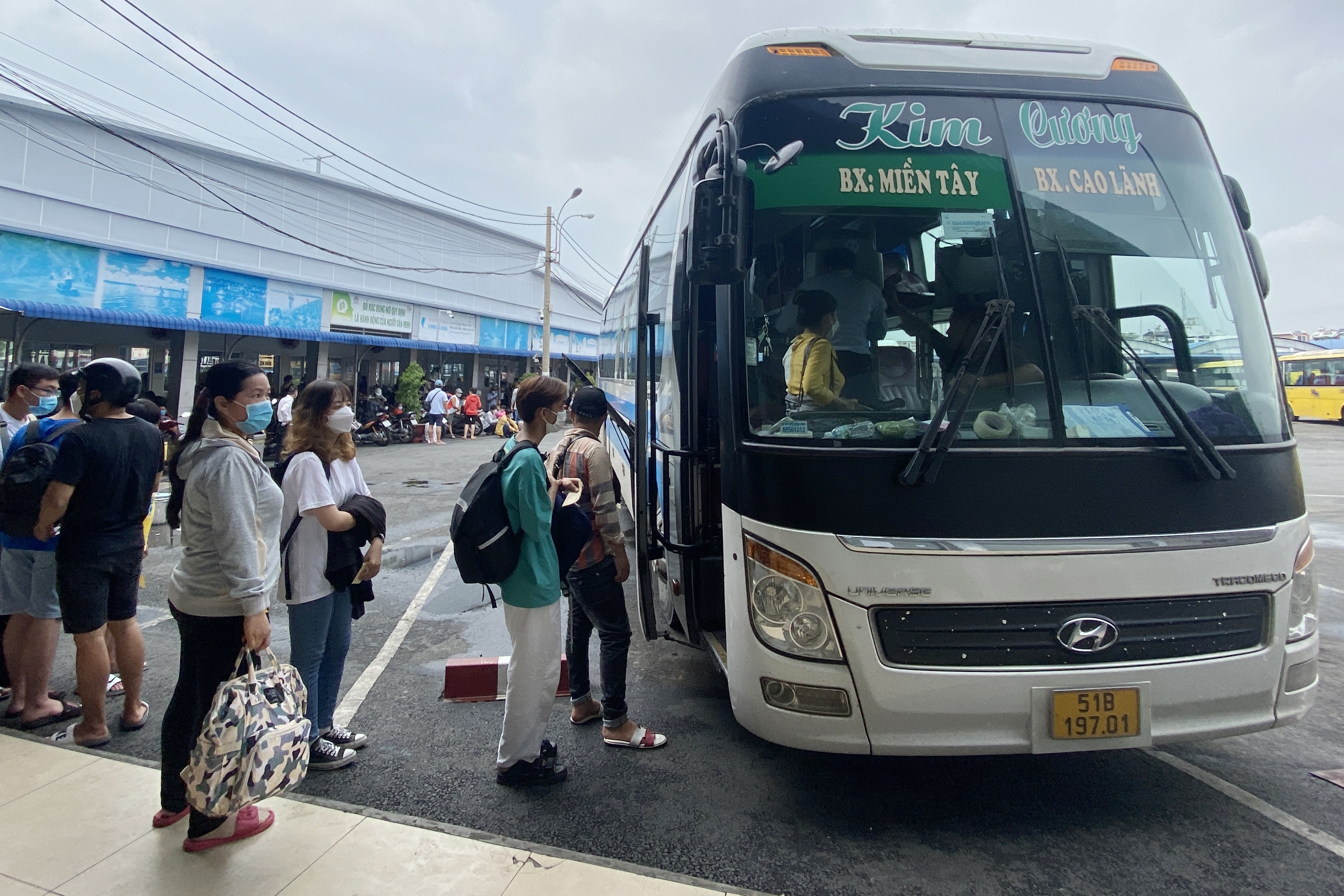 Ben xe Mien Tay 'chay ve', hanh khach phai doi nhieu gio hinh anh