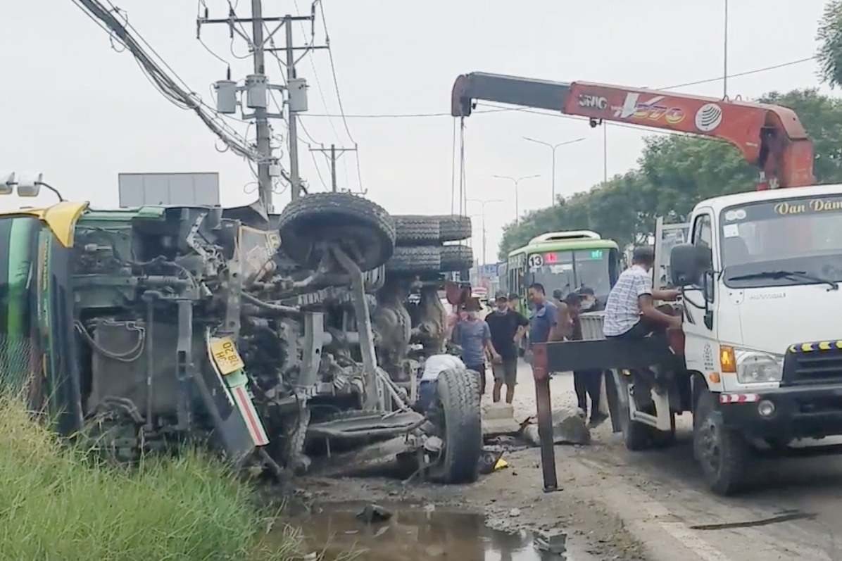 Xe ben cho cat no lop, lat ngang o TP.HCM hinh anh