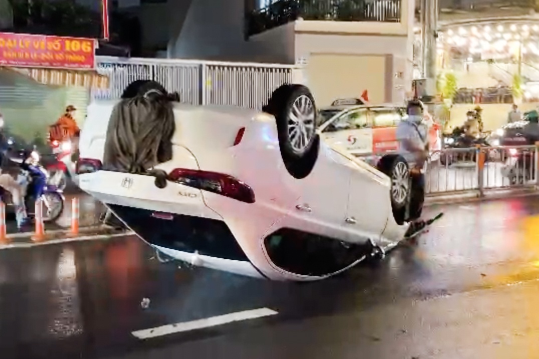 oto lat ngua o TP.HCM anh 1