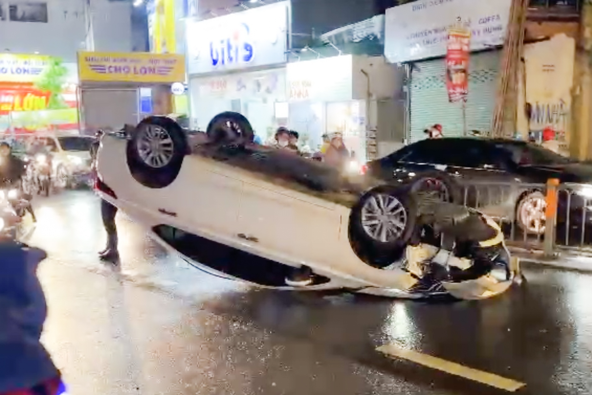 Nu tai xe keu cuu trong chiec oto lat ngua o TP.HCM hinh anh