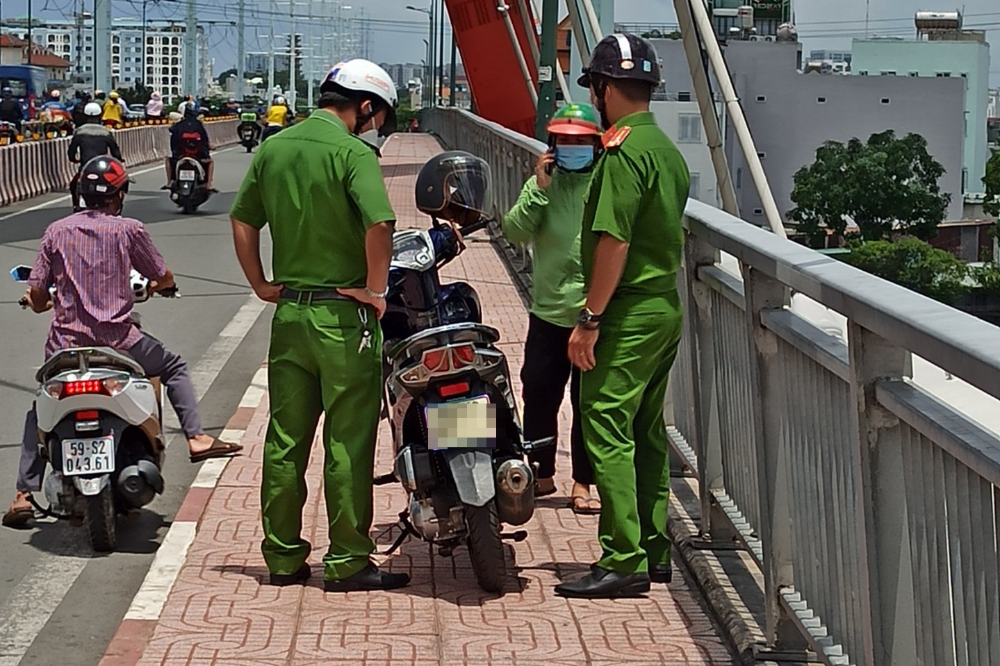 Nguoi dan cheo ghe cuu co gai nhay song Sai Gon hinh anh