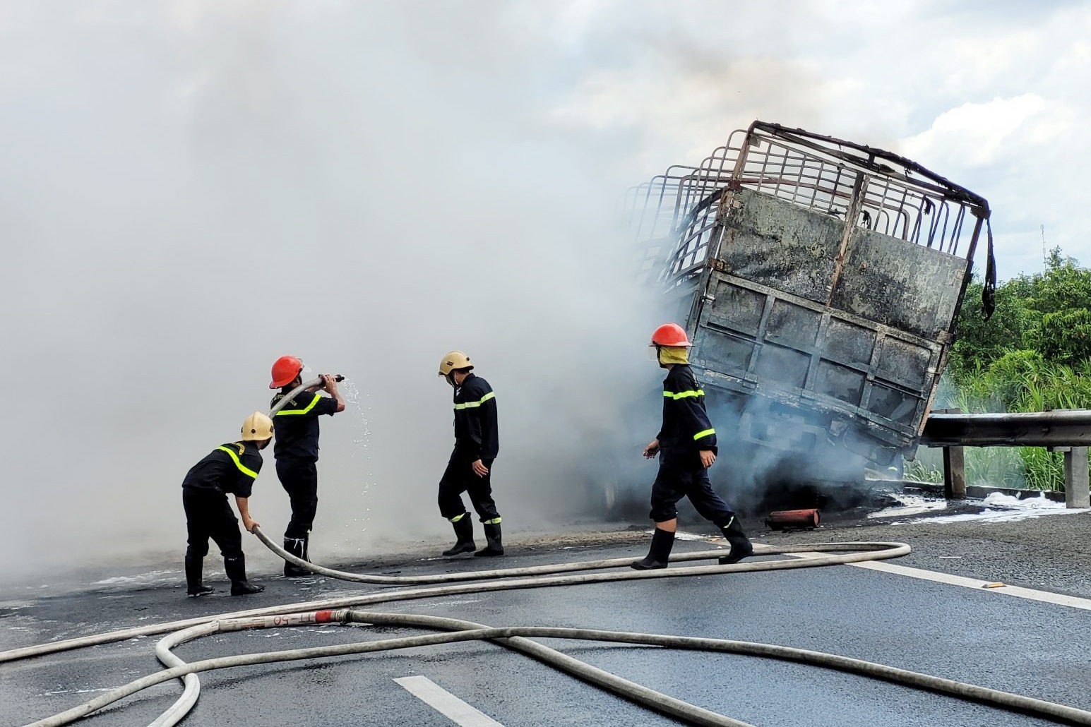 Tai xe ke luc xe tai bung chay tren cao toc TP.HCM - Trung Luong hinh anh
