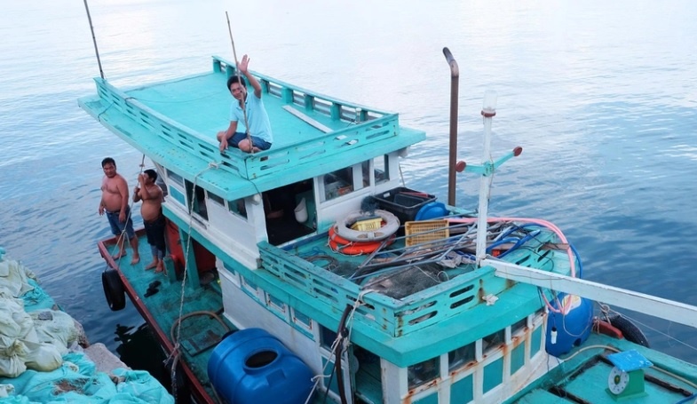 Quang Ngai se dinh chi hoat dong, xu ly tau ca khong lap thiet bi VMS hinh anh