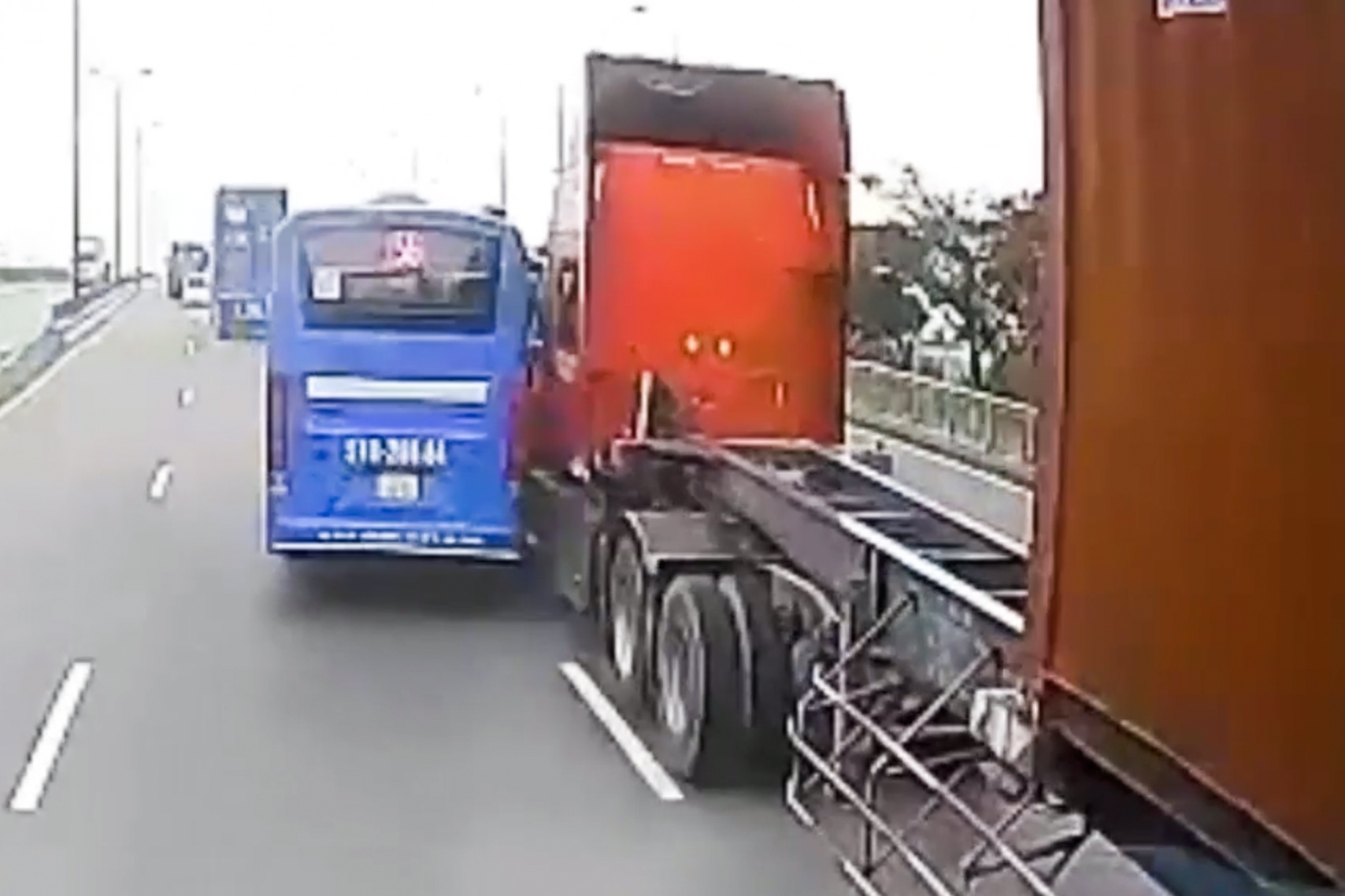 xe buyt tat dau xe container anh 1
