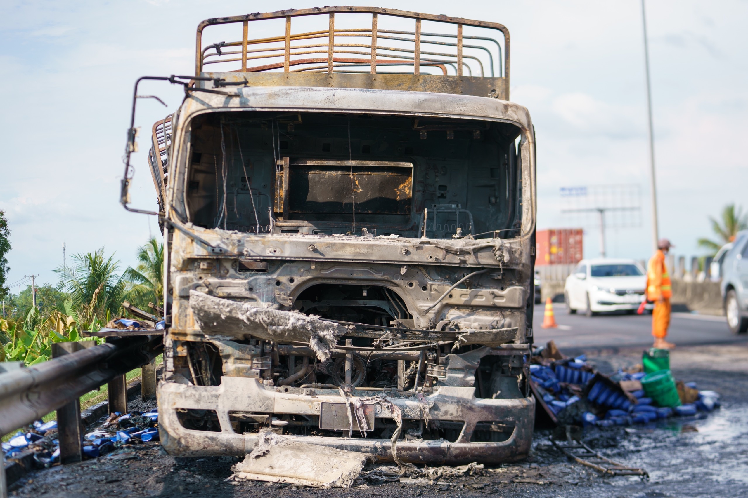 Xe cho dau boc chay tren cao toc TP.HCM - Trung Luong do ket phanh hinh anh