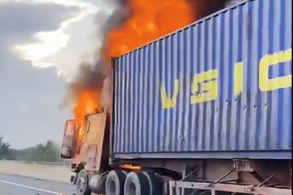 Xe container chay rui tren cao toc TP.HCM - Dau Giay hinh anh