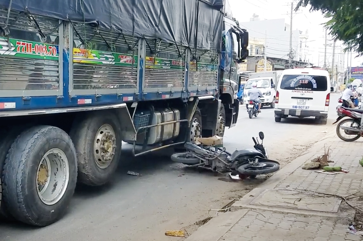 Nguoi dan ong bi xe tai can tu vong o TP.HCM hinh anh