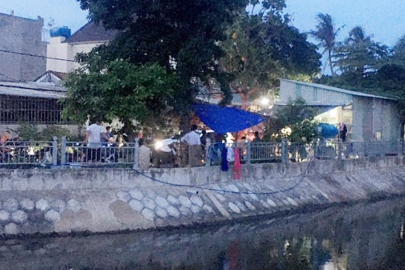 Hai anh em chet duoi kenh o TP.HCM hinh anh