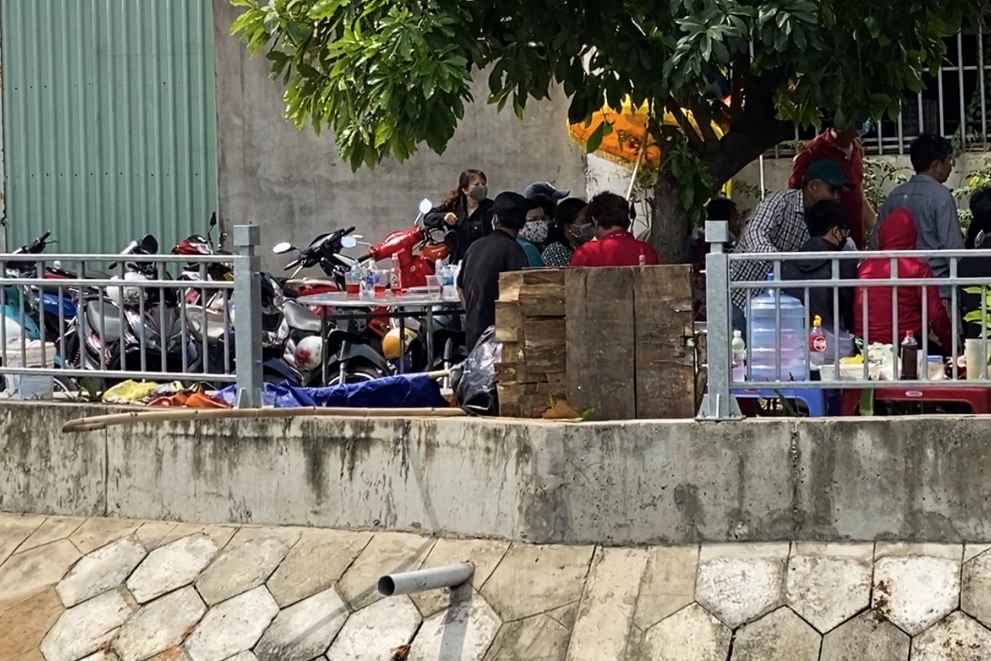 hai tre em duoi nuoc anh 1