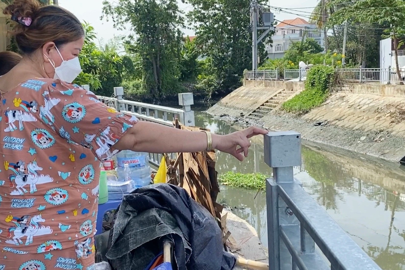 Kiem tra lan can tuyen kenh co 2 tre em chet duoi o TP.HCM hinh anh