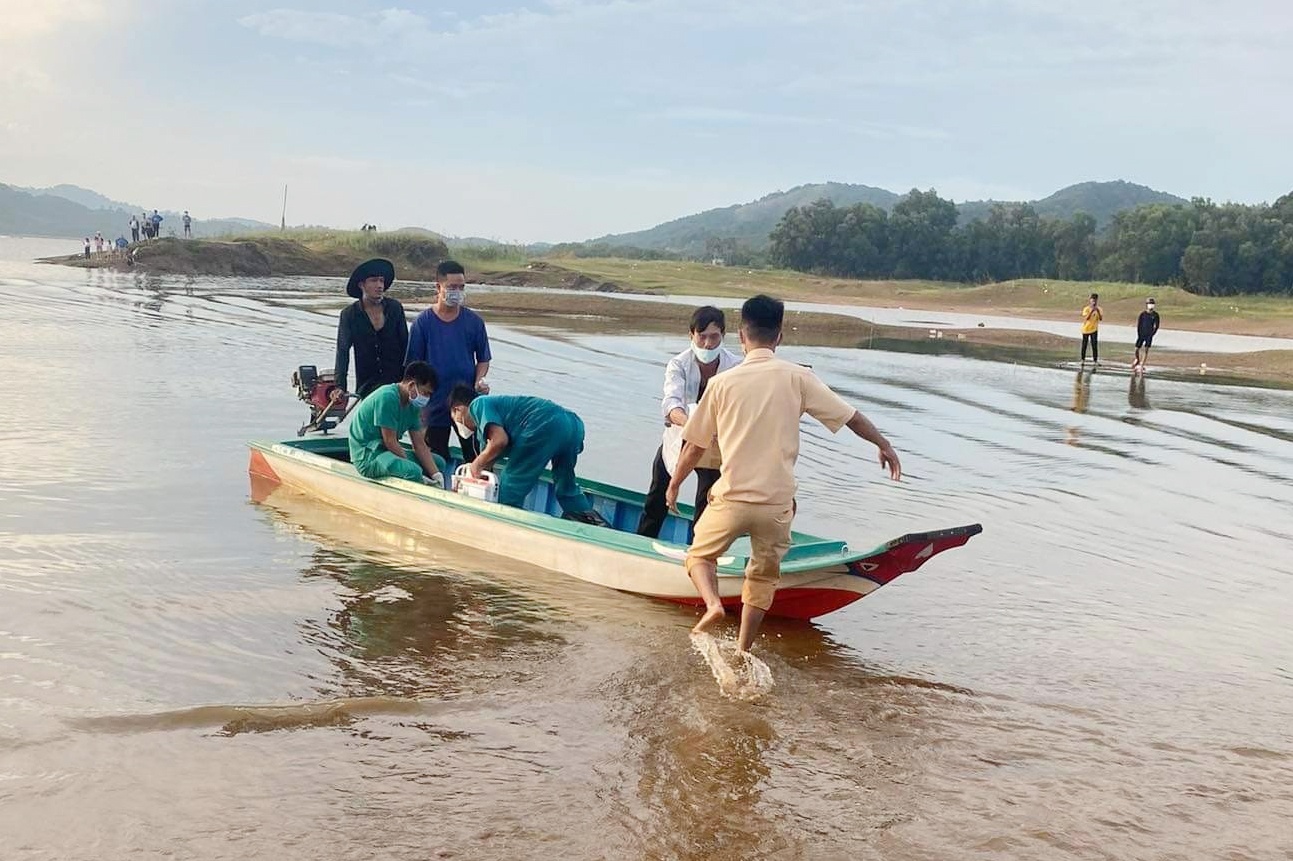 Tim thay 2 nguoi dan ong duoi nuoc vu lat thuyen tren ho Da Ton hinh anh