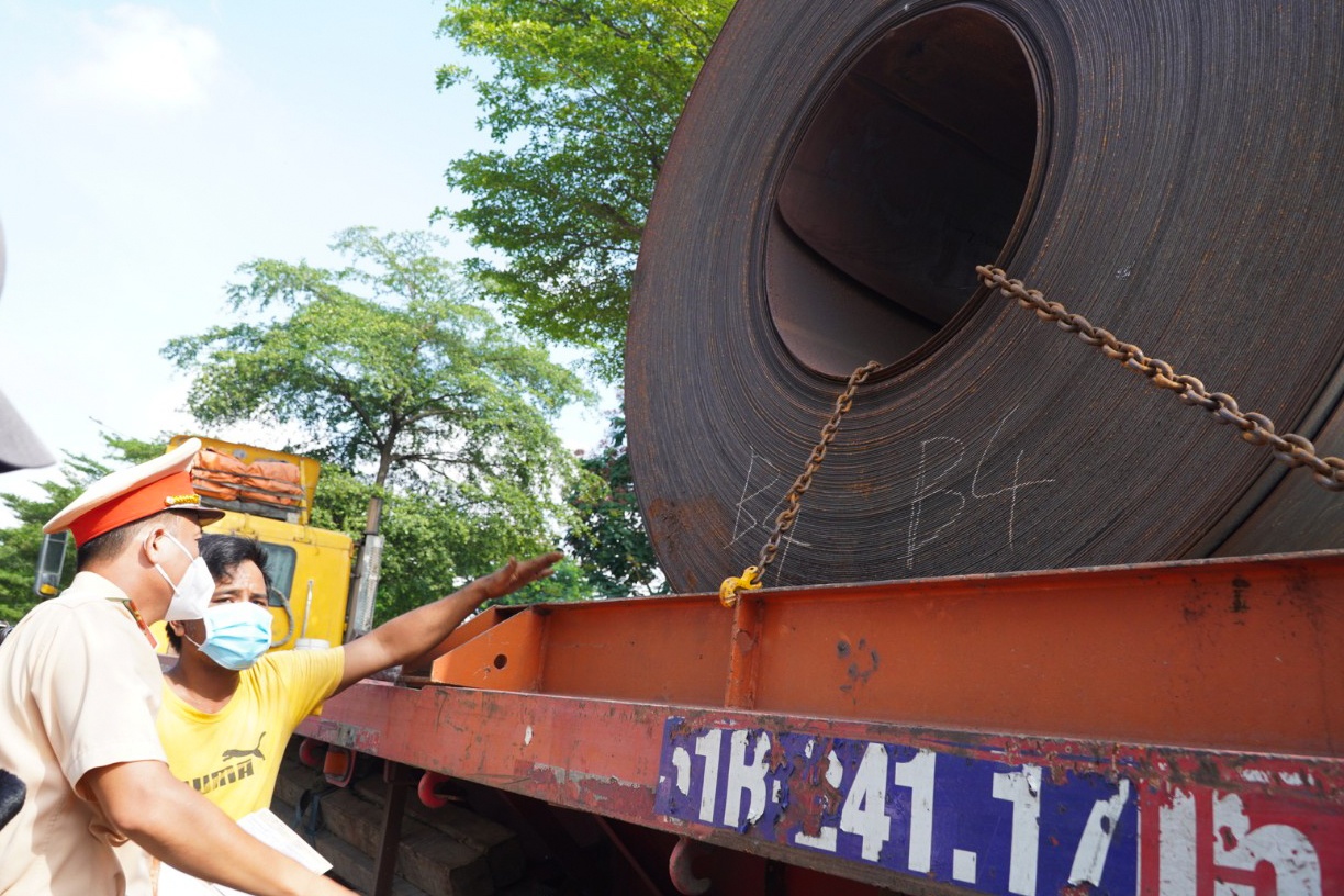 Xe dau keo cho cuon thep hang chuc tan vao 'tam ngam' cua CSGT TP.HCM hinh anh