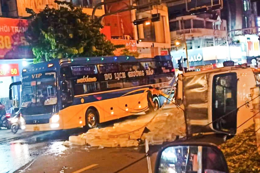 Xe tai cho nuoc da lat ngang o TP.HCM, giao thong un tac hinh anh