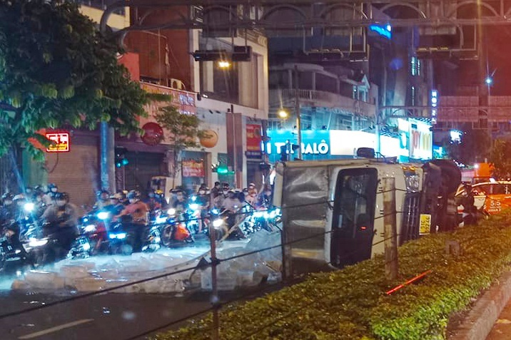 xe lat duong Cong Hoa anh 1