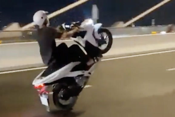 'Bieu dien' boc dau xe tren cau Thu Thiem 2 de len mang cau like hinh anh