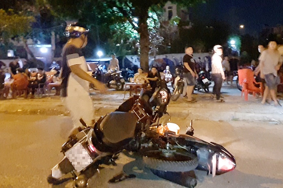 Nhom 'quai xe' ngan duong de dua xe, gay nao loan khu dan cu o TP.HCM hinh anh