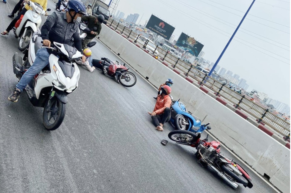 Dau nhot do xuong duong, nhieu nguoi truot te o cau Sai Gon hinh anh